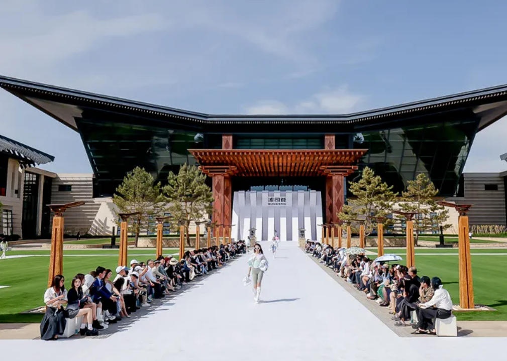 波司登重磅亮相第十六届北京国际电影节